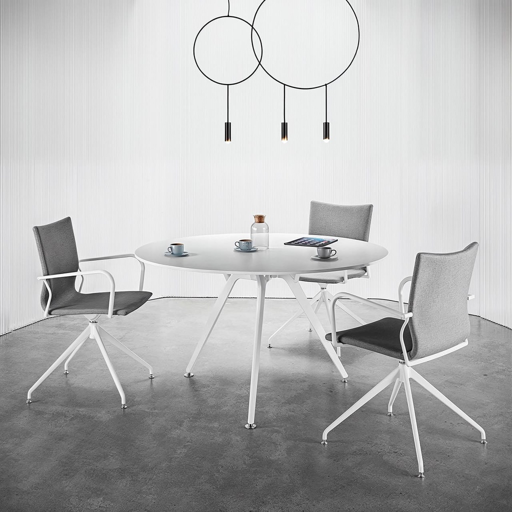 Mesa auxiliar Arkitek con sillas Ikara de base giratoria autoretorno y carcasa de madera tapizadas en blanco