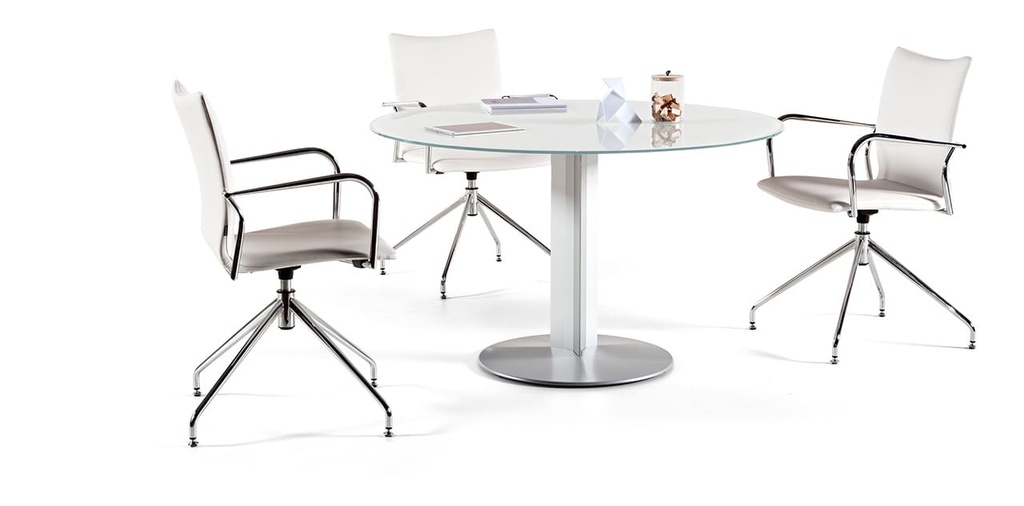 Mesa de centro Tabula con sillas Ikara de base giratoria autoretorno y carcasa de madera tapizadas en blanco