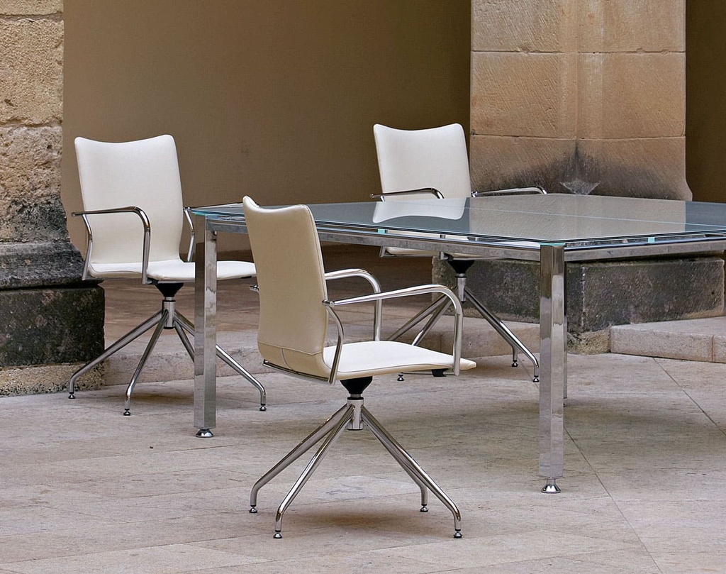 Mesa Arkitek con silla Ikara con tarsera de madera oscura y zona de contacto tapizada en cuero negro