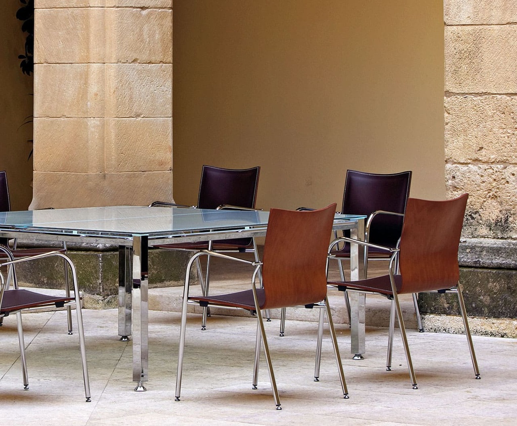 Mesa Vital Plus con sillas Ikara de carcasa de madera tapizadas en cuero