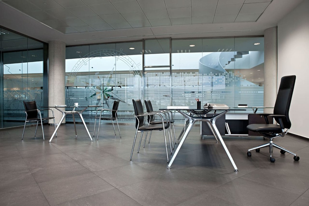 Mesa Arkitek con sillas Ikara tapizadas en cuero negro