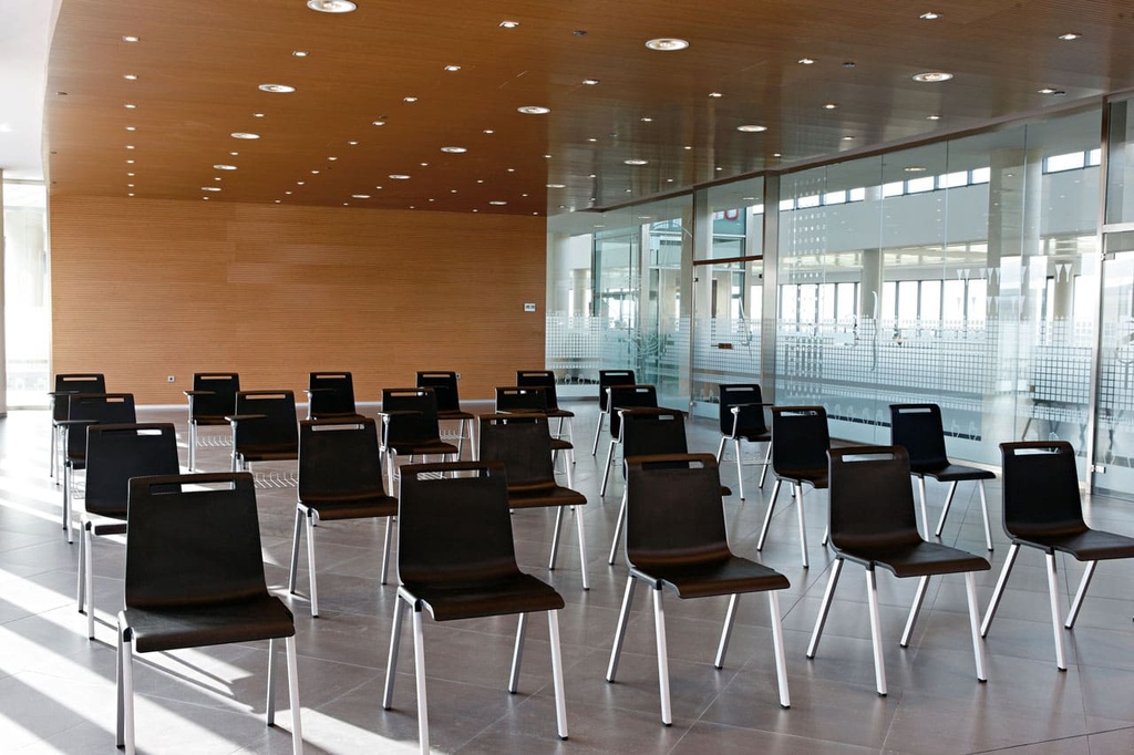 Silla Mit negra en sala de formación