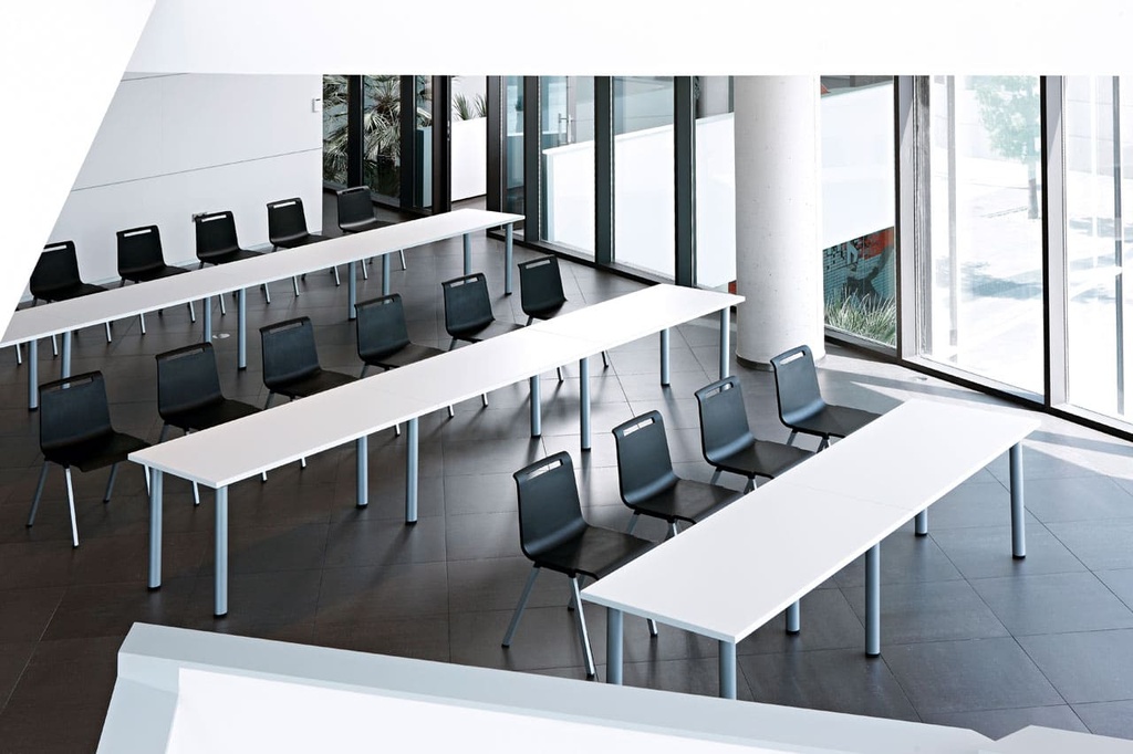 Sillas Mit negras con mesas Cool de Actiu