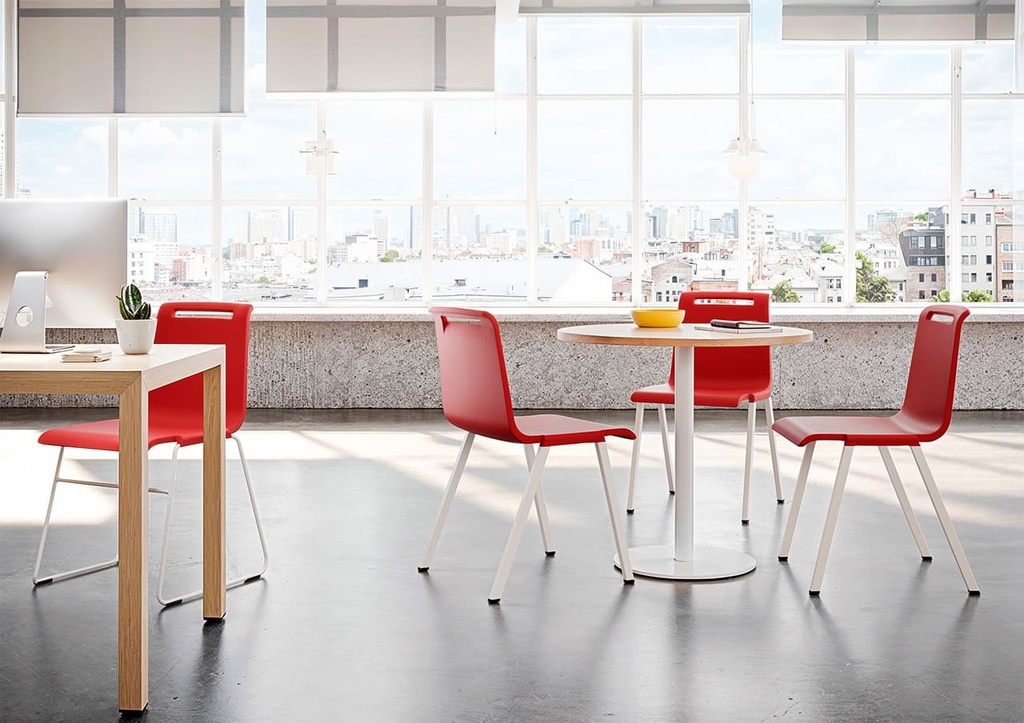 Sillas Mit rojas en office moderno