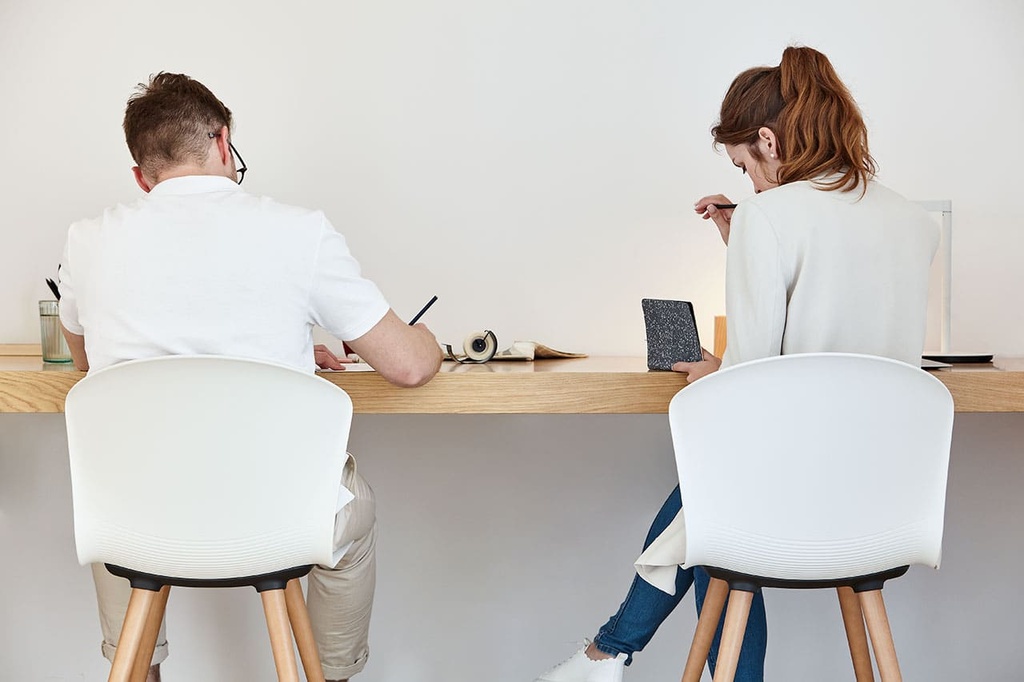 Silla Whass de Actiu con pata de madera y carcasa blanca