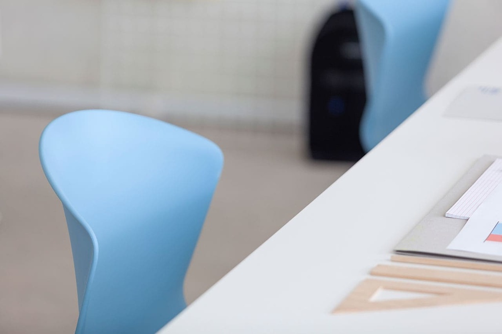 Silla Whass de Actiu con respaldo ergonómico en acabado azul