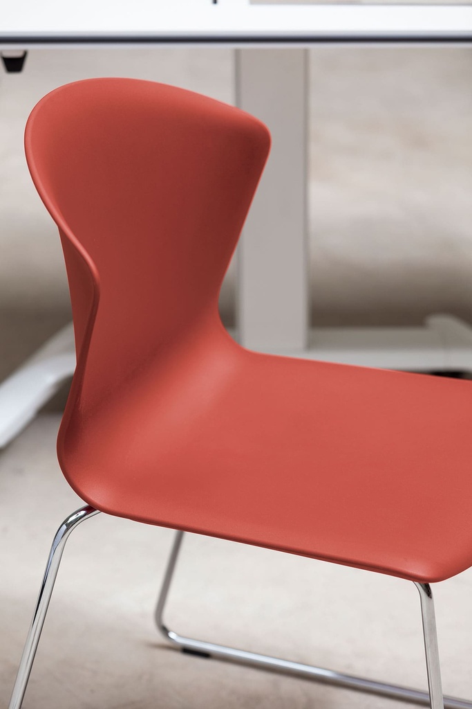 Silla Whass de Actiu con base patín en color rojo teja