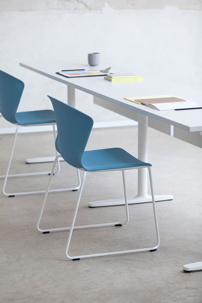 Silla Whass de Actiu con base patín en acabado blanco y carcasa azul