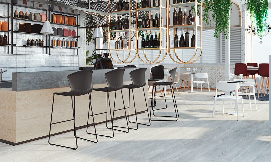 Taburete Whass en color negro en barra de restaurante con cocina en directo