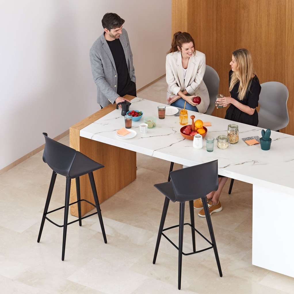 Taburete Whass en color negro con mesa porcelánica de Dekton Aura