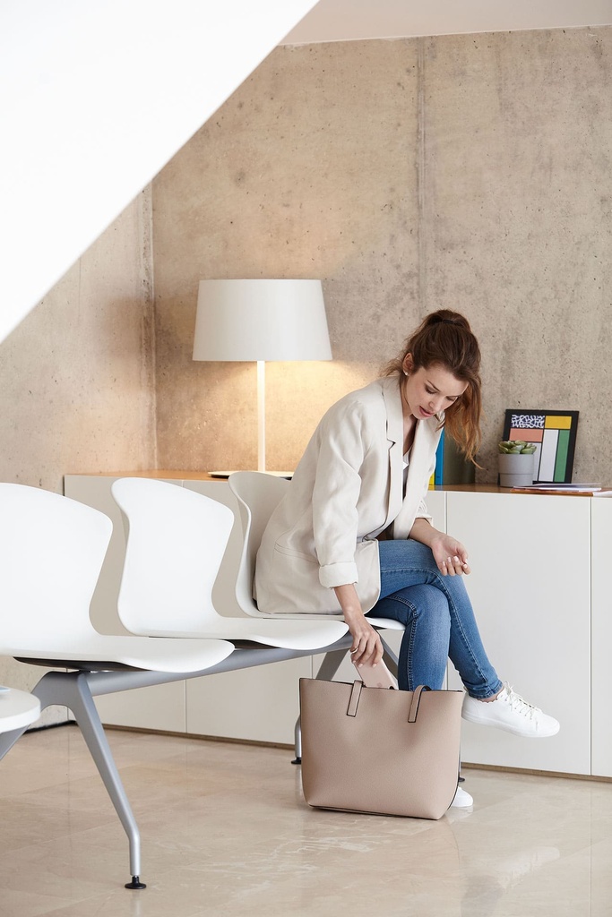 Bancada Whass de 3 asientos con mesa en color blanco y estructura gris