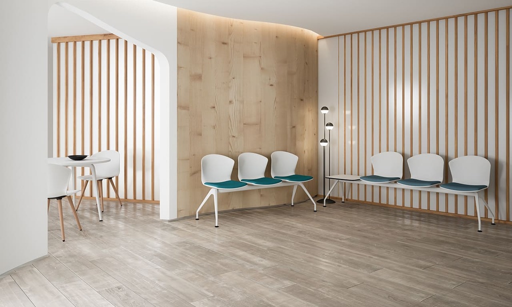 Bancada Whass de 3 asientos y opción de mesa en color blanco con acolchado azul turquesa