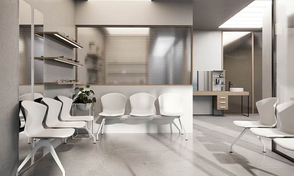 Bancadas Whass blancas en sala de espera de consulta de clínica veterinaria