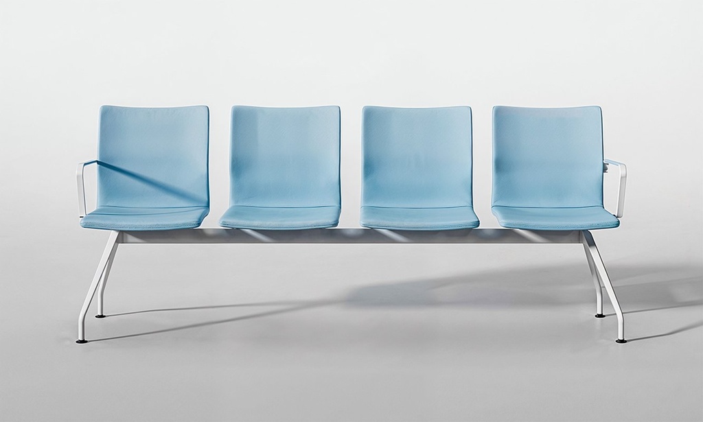 Bancada Uma de 4 asientos tapizado en azul claro