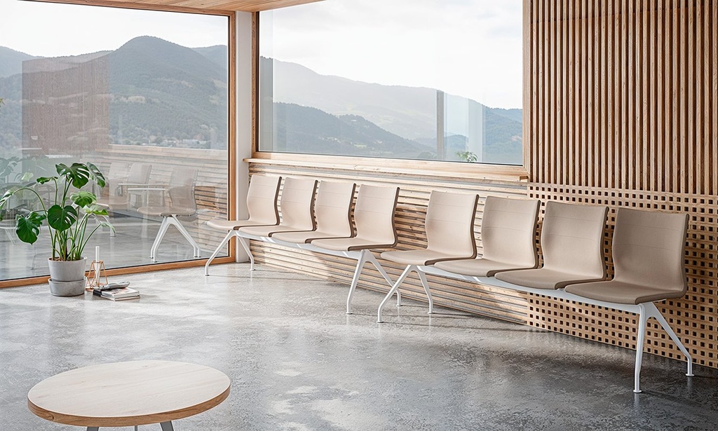 Bancada Uma de 4 asientos en sala de espera con palillería y cristalera