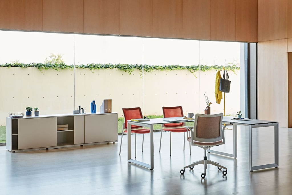 Mesa recta Vital Plus ST marco cerrado con ala en despacho abierto