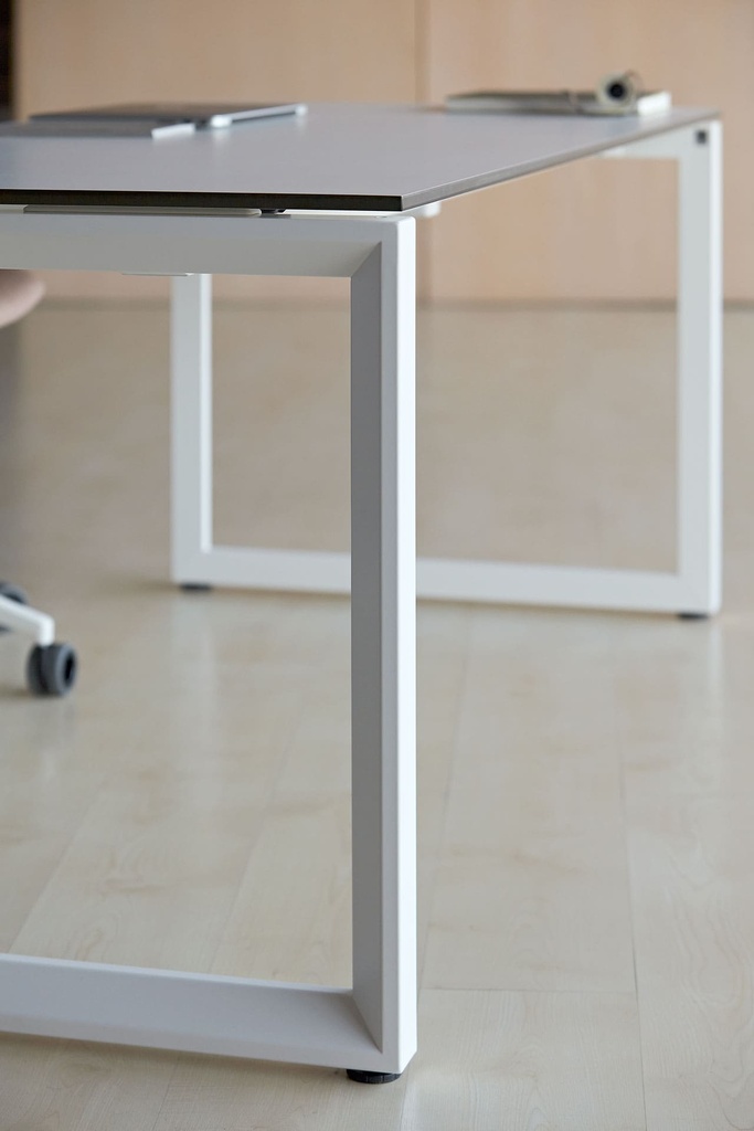 Detalle de mesa recta Vital Plus ST marco cerrado