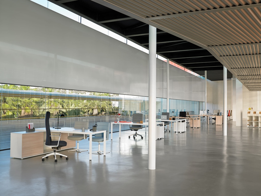 Mesa Prisma de Actiu con apoyo en archivo en diseño nórdico de efecto madera