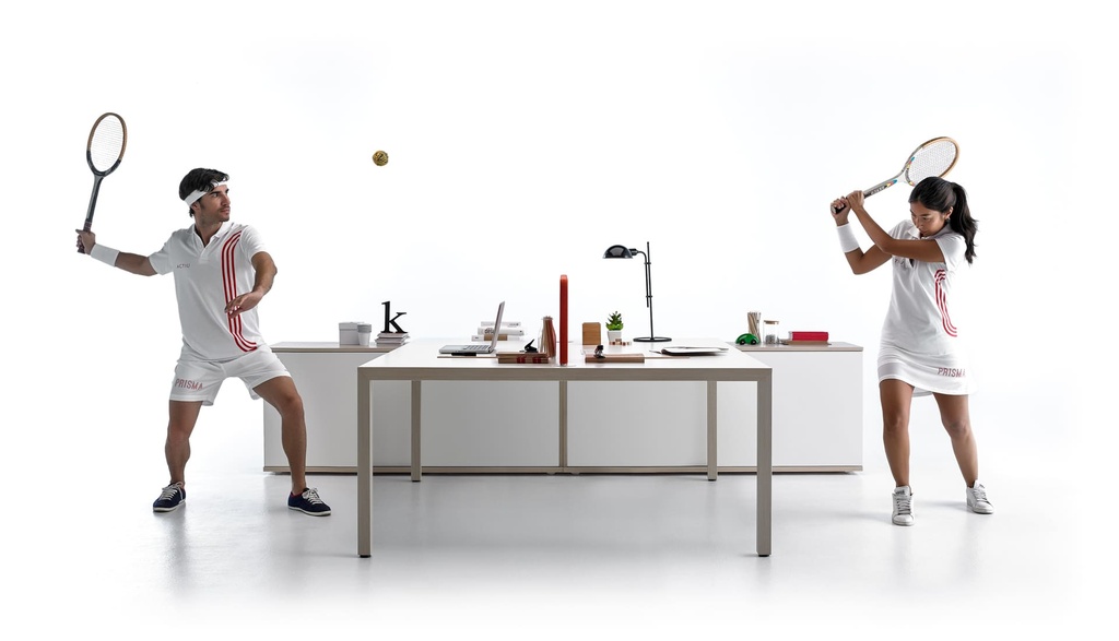 Modelos jugando a tenis en mesa Prisma con diseño escandinavo y sillas Trim de Actiu 