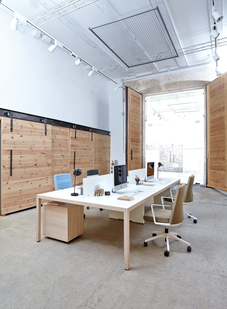 Mesa de reunión Prisma de Actiu con diseño nórdico de efecto madera acacia