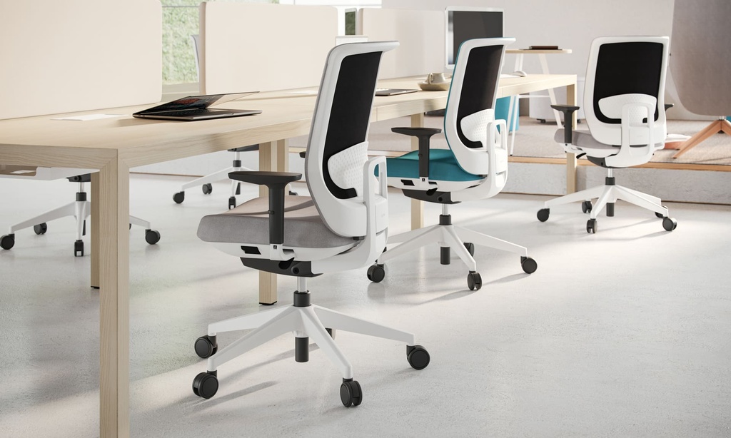 Mesa Prisma con diseño escandinavo y sillas Trim de Actiu en oficina colaborativa 