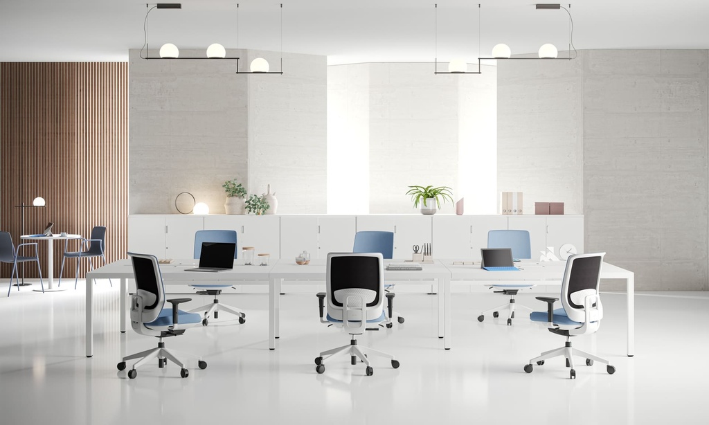 Mesa Prisma con diseño escandinavo y sillas Trim de Actiu  en tonos suaves