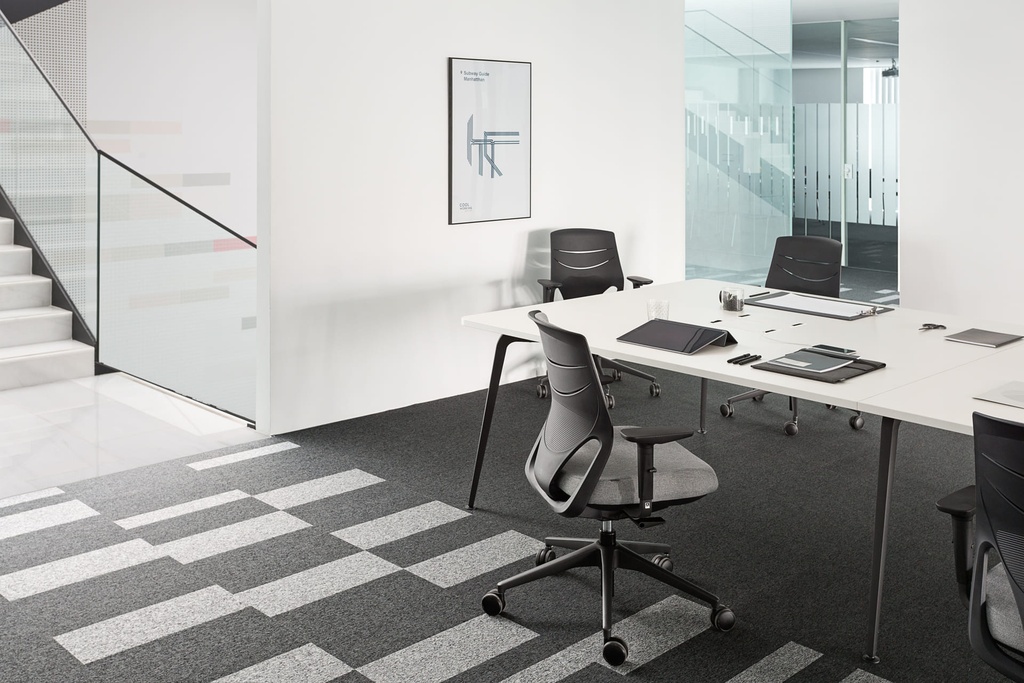 Mesa Twist de Actiu con diseño de patas de aluminio en negro para sala de reuniones