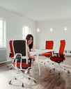 Mesa Twist de Actiu con diseño en oficina con silla TNK Flex en rojo