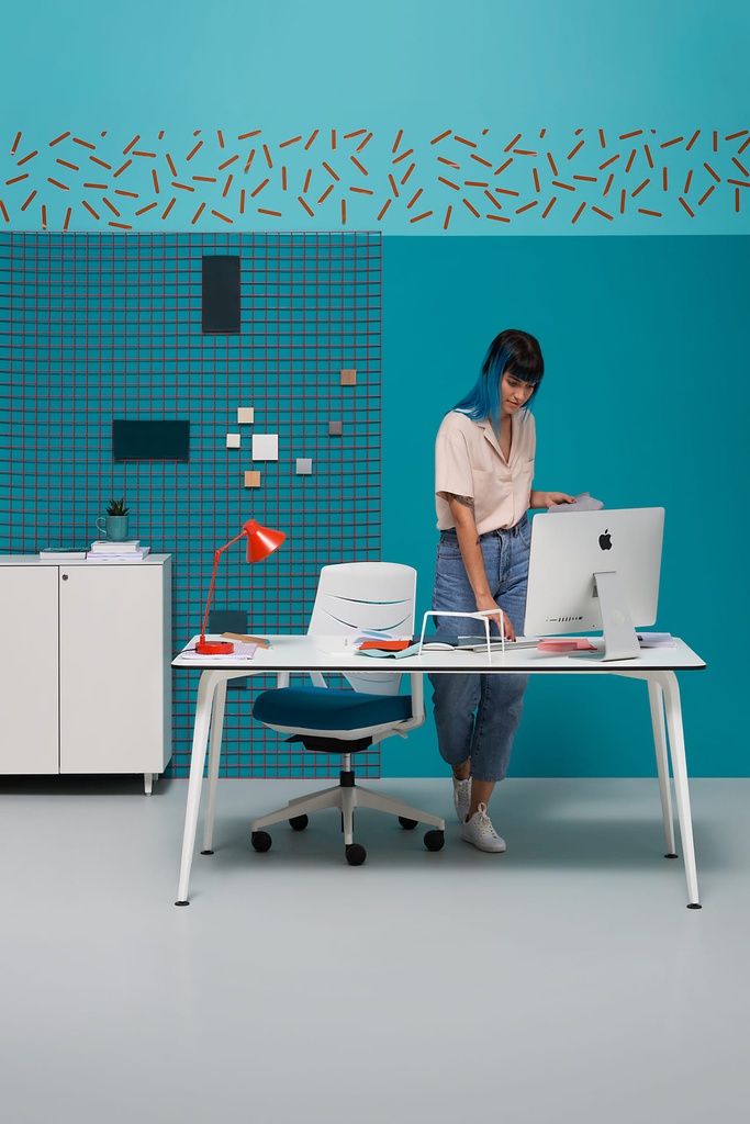 Mesa Twist de Actiu en oficina de diseño con silla Efit