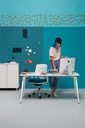 Mesa Twist de Actiu en oficina de diseño con silla Efit