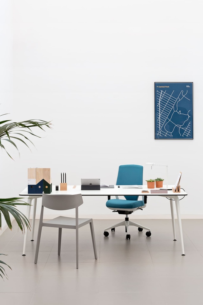 Mesa Twist de Actiu en oficina de diseño con silla Efit azul
