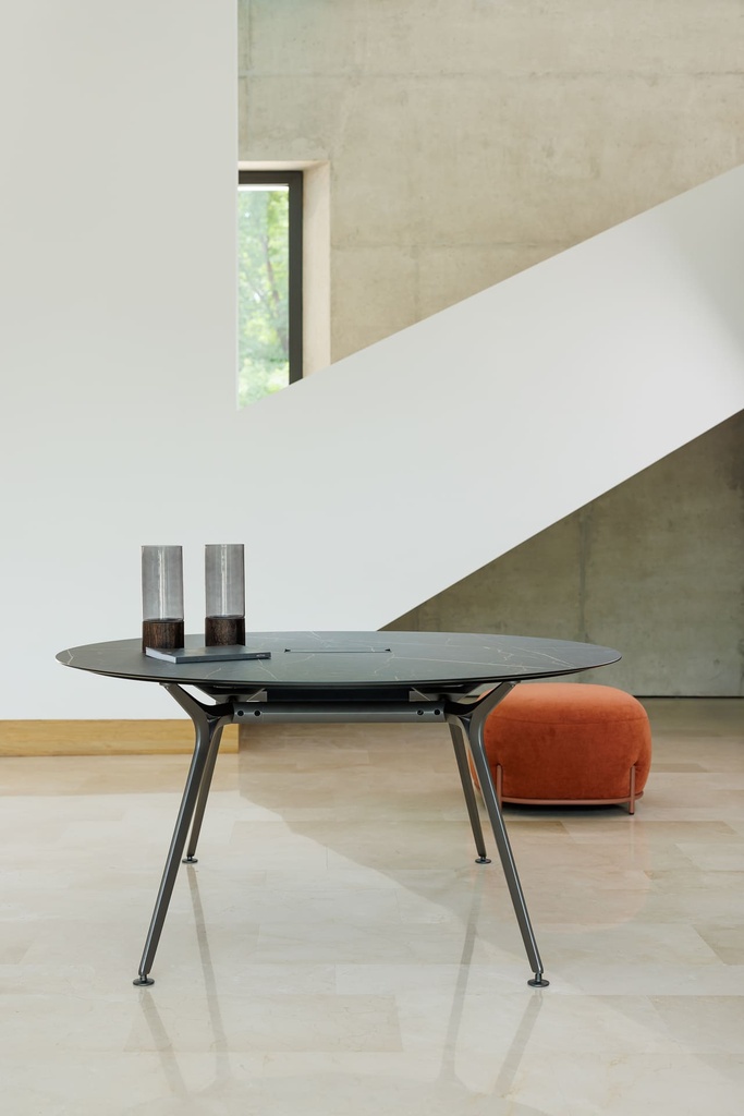 Mesa auxilar Arkitek de Actiu con diseño de patas de aluminio en negro