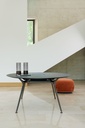 Mesa auxilar Arkitek de Actiu con diseño de patas de aluminio en negro