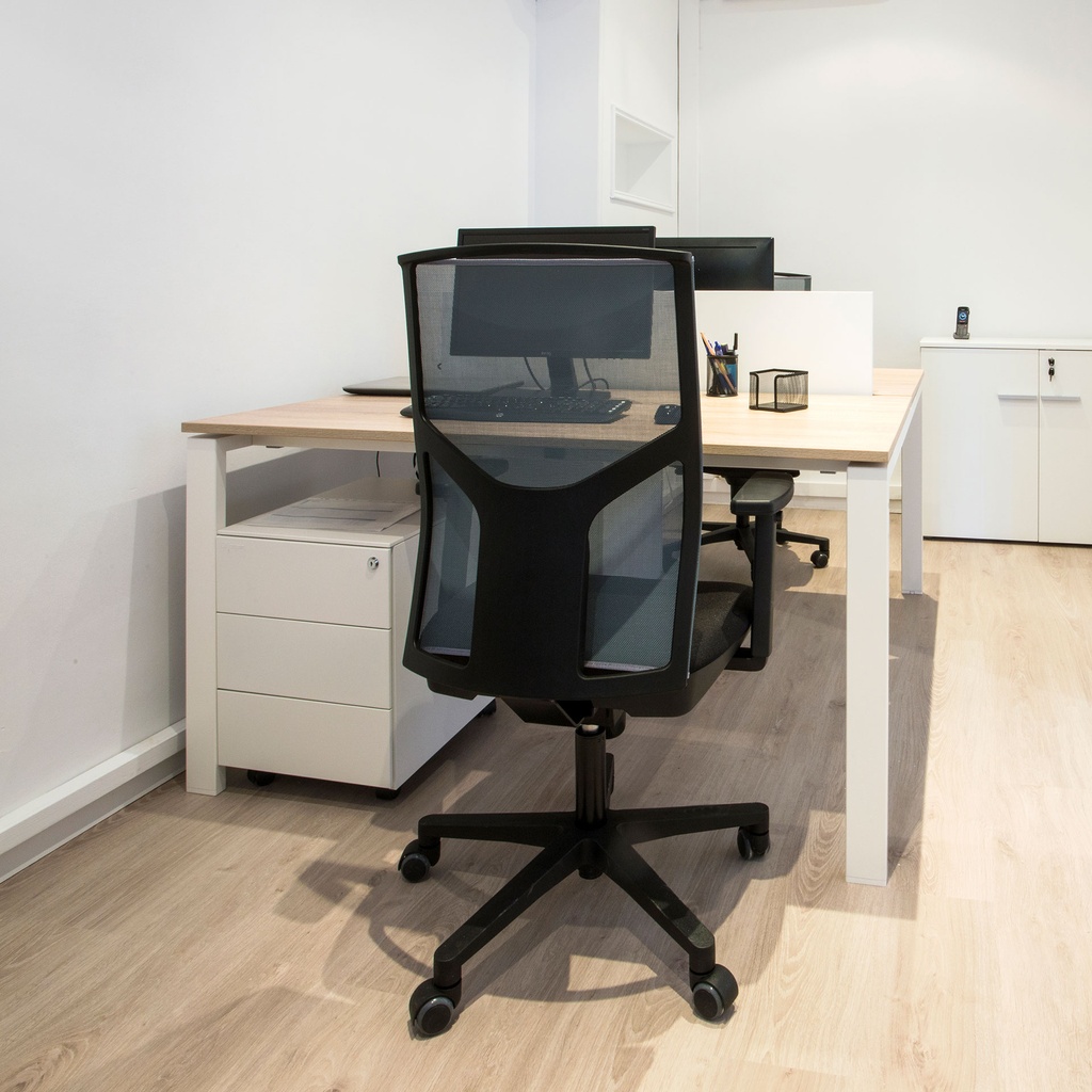 Silla Atika Express en oficina con muebles blancos