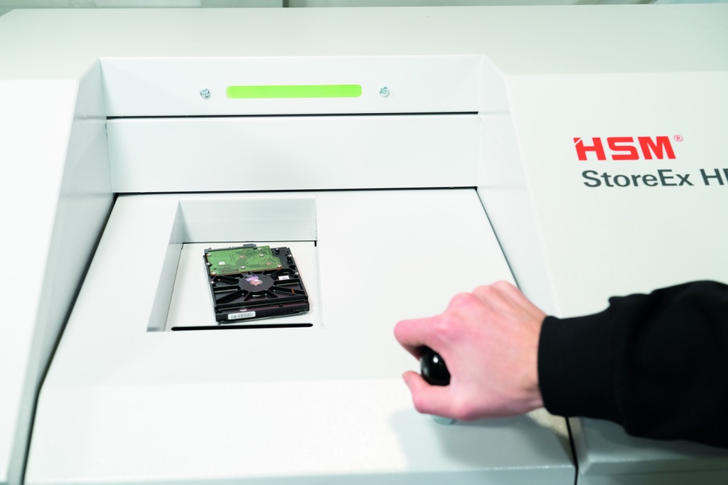 Fácil operación de destruir discos duros por operario con destructora HSM HDS 230