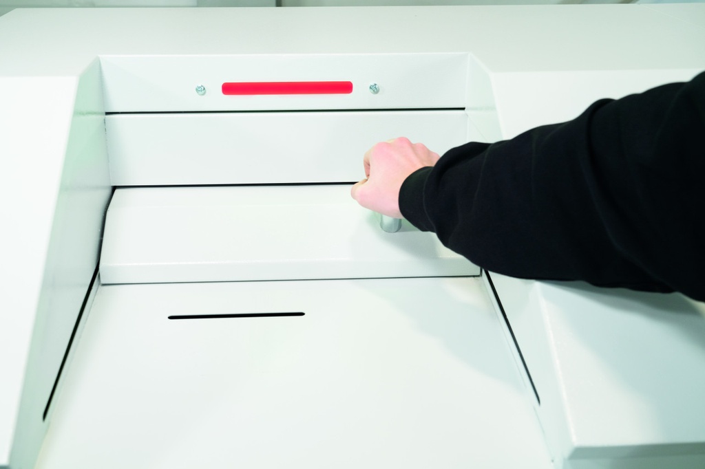 Operación segura de destruir discos duros por operario con destructora HSM HDS 230