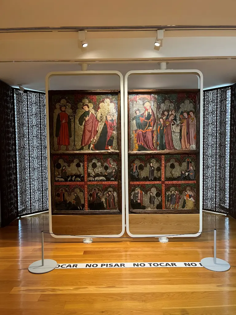 Obra de arte protegida por poste separador con cuerda en el Museo de La Rioja