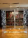Obra de arte protegida por poste separador con cuerda en el Museo de La Rioja