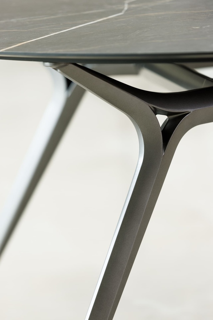 Mesa auxiliar redonda Arkitek con estructura negra