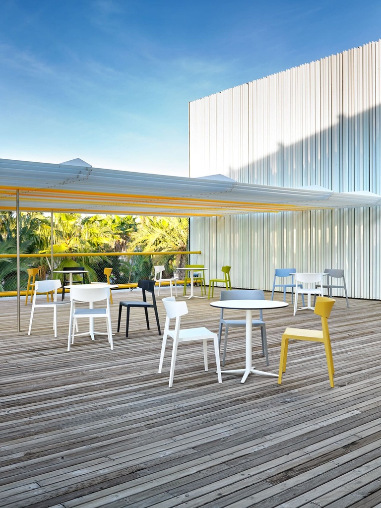 Mesa Tabula con sillas Wing en terraza exterior