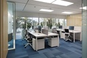 Cajonera blanca de 3 cajones en oficinas con mesas Vital Pro y sillas Stay