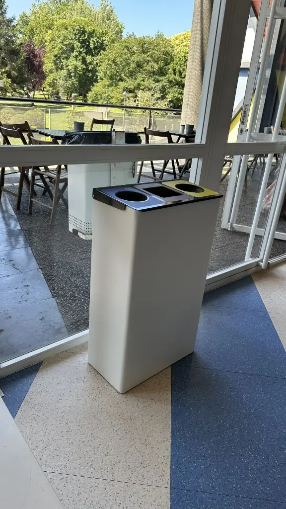 Papelera metálica de reciclaje con 3 compartimentos 176-asturalba.webp
