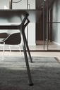 Mesa de reunión o dirección Arkitek de Actiu con diseño de patas de aluminio en negro