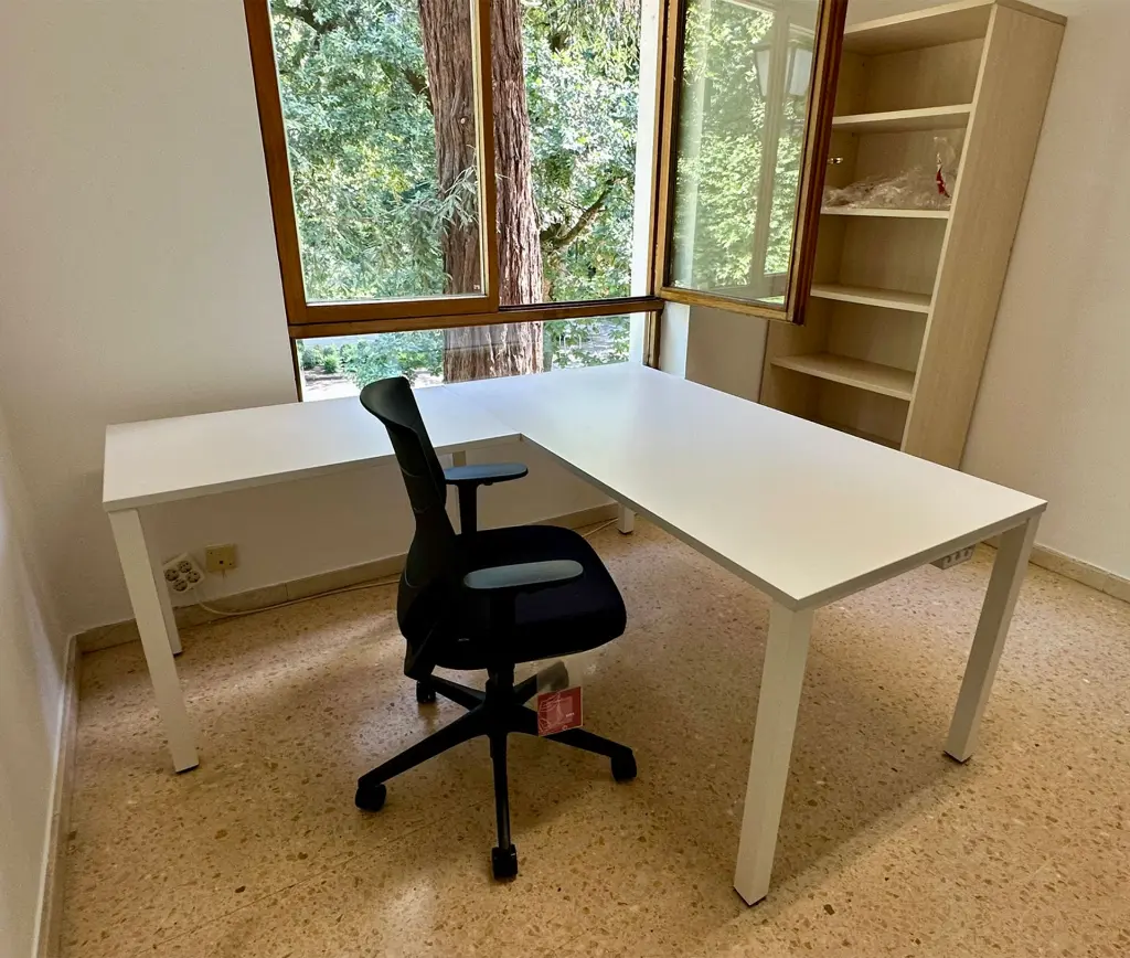 mesa-vital-pro-instalada-por-asturalba-en-biblioteca-de-oviedo-3.webp