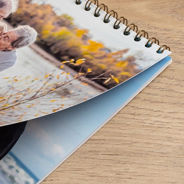 Calendario encuadernado con el wire-O Renz nº4 en bobina de color bronce