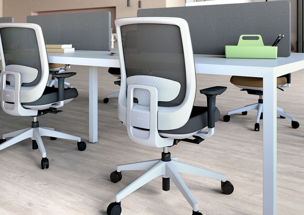 Oficina con sillas Trim de malla