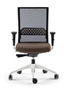 Silla Stay con brazos con malla negra, base blanca y asiento marrón