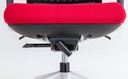 Silla Stay con malla negra y asiento rojo