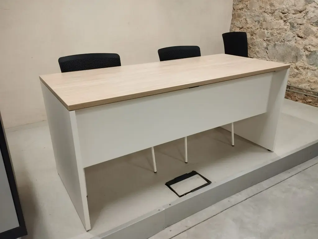 mesa-ofimat-instalada-en-Ajuntament-de-Teia.webp