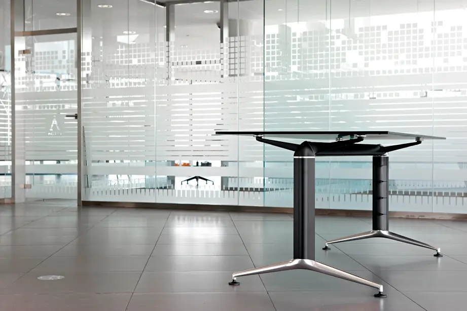 mesa-trama-10-negro-pulido.webp